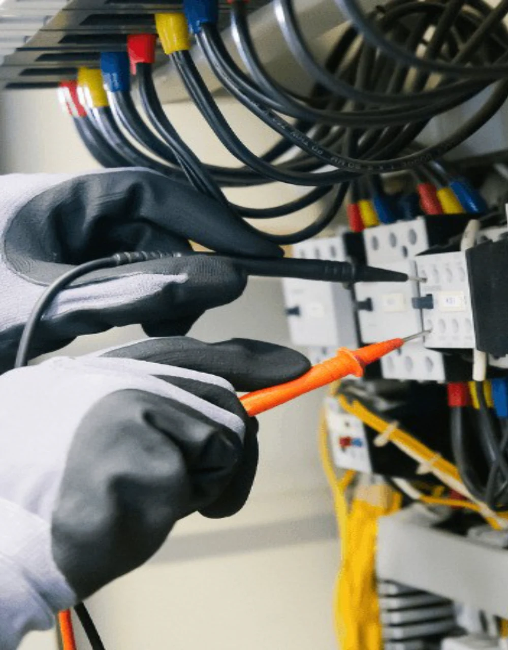 Elektriker som felsöker en elcentral